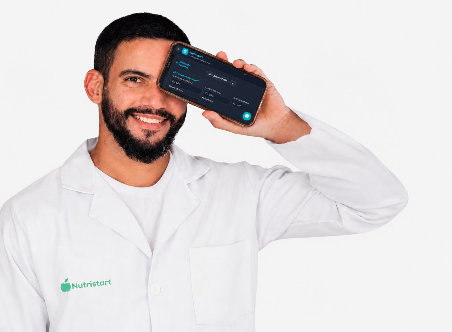 Cofundador da NutriStart, nutricionista clínico de jaleco branco, sorrindo enquanto usa o aplicativo no celular